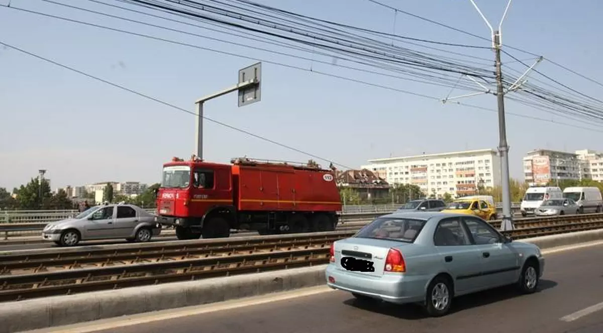 Accident în Capitală. O mașina a PLONJAT de pe Podul Grant