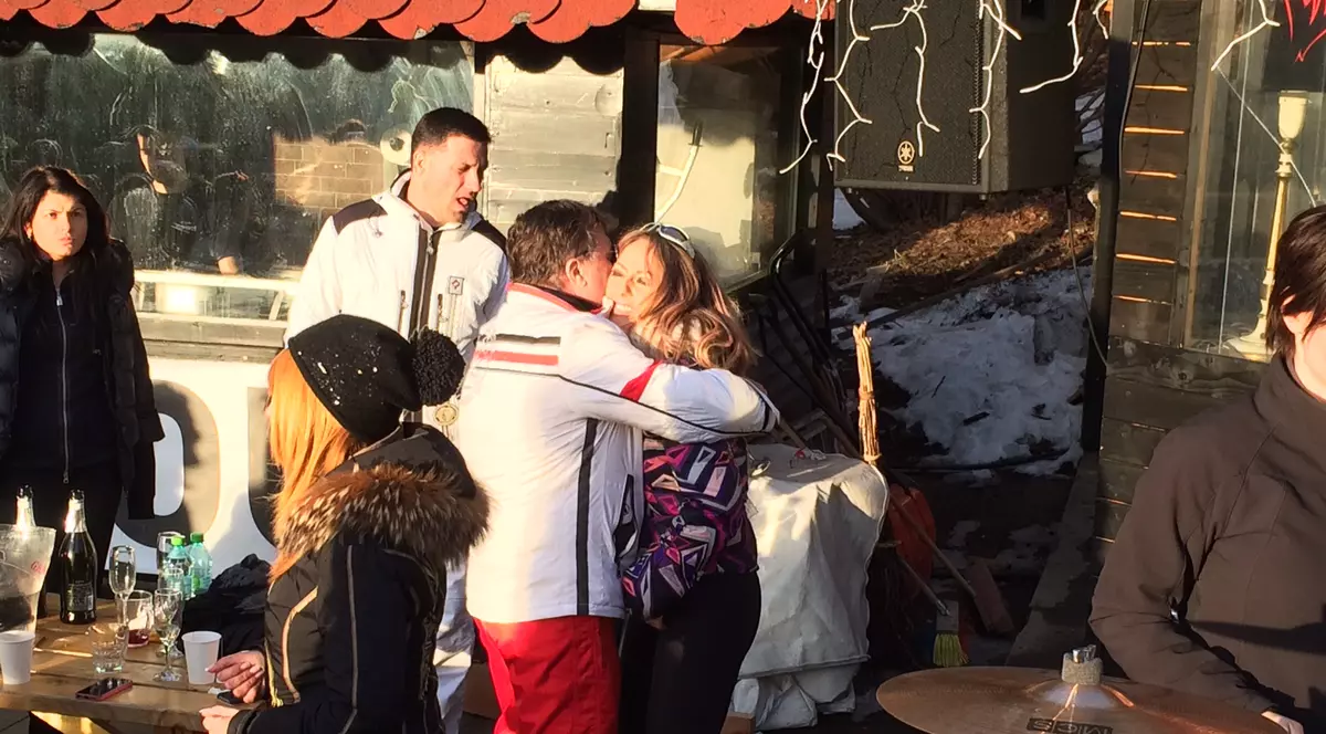 Dragostea plutește în aer! Două vedete de la noi fac risipă de gesturi tandre după o partidă nebună de... sport 