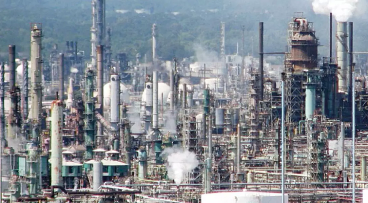 Rafinăria RAFO Oneşti ajunge la fier vechi