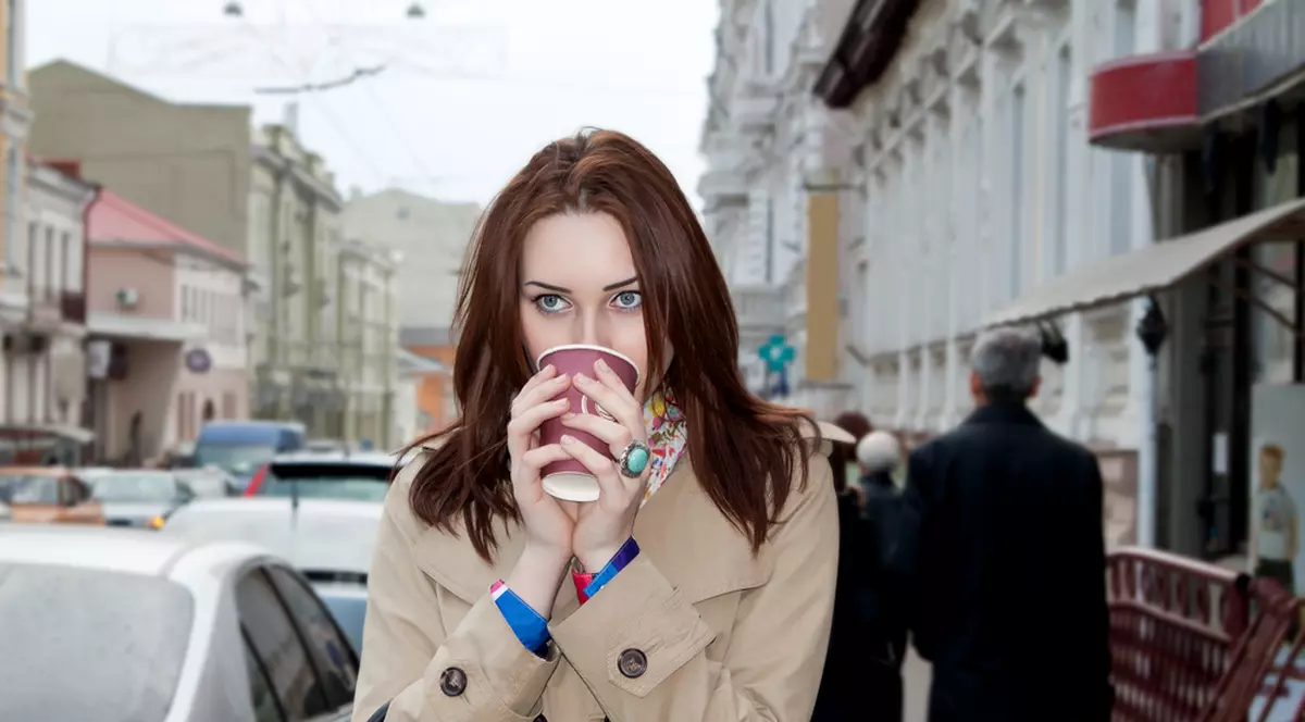 TU ȘTII CE E ÎN CAFEAUA TA? Ce a găsit o femeie în pahar îţi întoarce stomacul pe dos