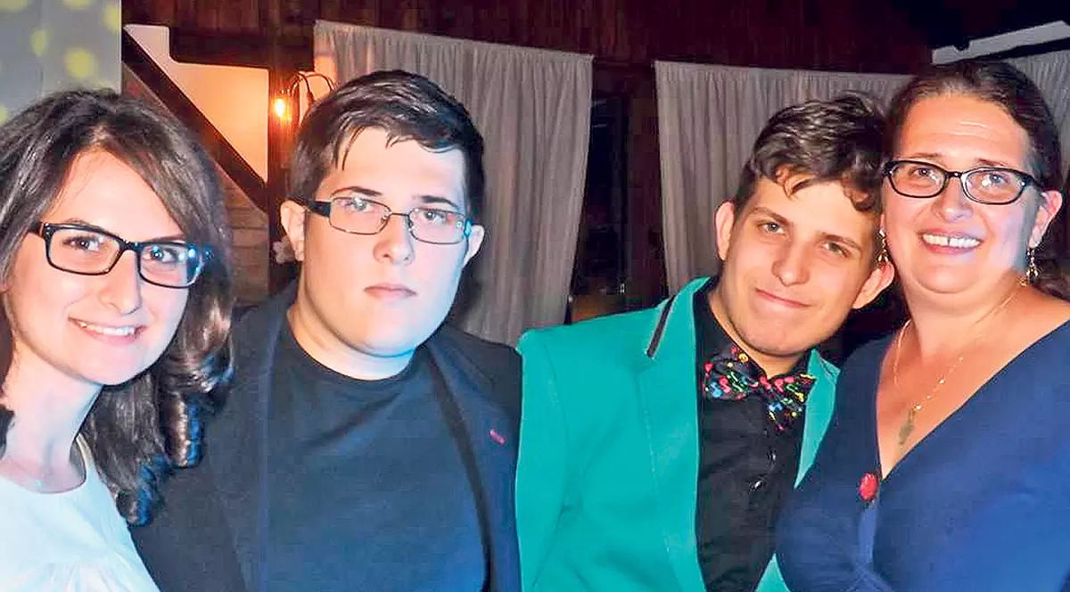 De la 2 la 80 de copii! O mamă din Brașov a adunat în jurul ei o mulțime de băieți și fete