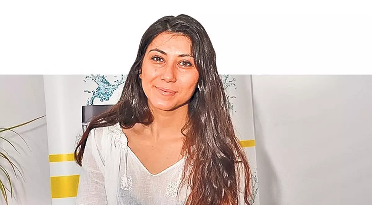 Scoate bani din lac | Techirghiolul e sursă de venit pentru o tânără de 28 de ani