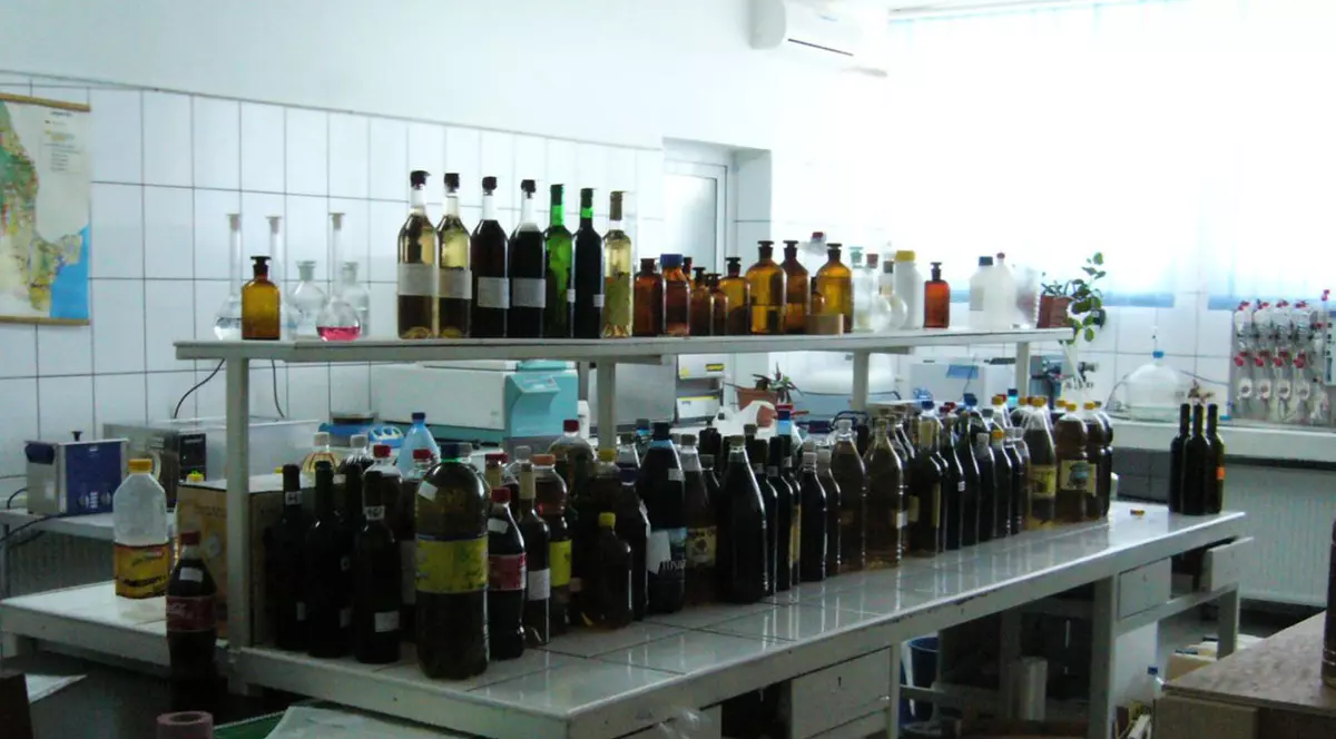 Aveți grijă la cele 40 de pahare, vă pot rupe ficatul în două! Ingredientul periculos, regăsit pe eticheta unor vinuri din comerț