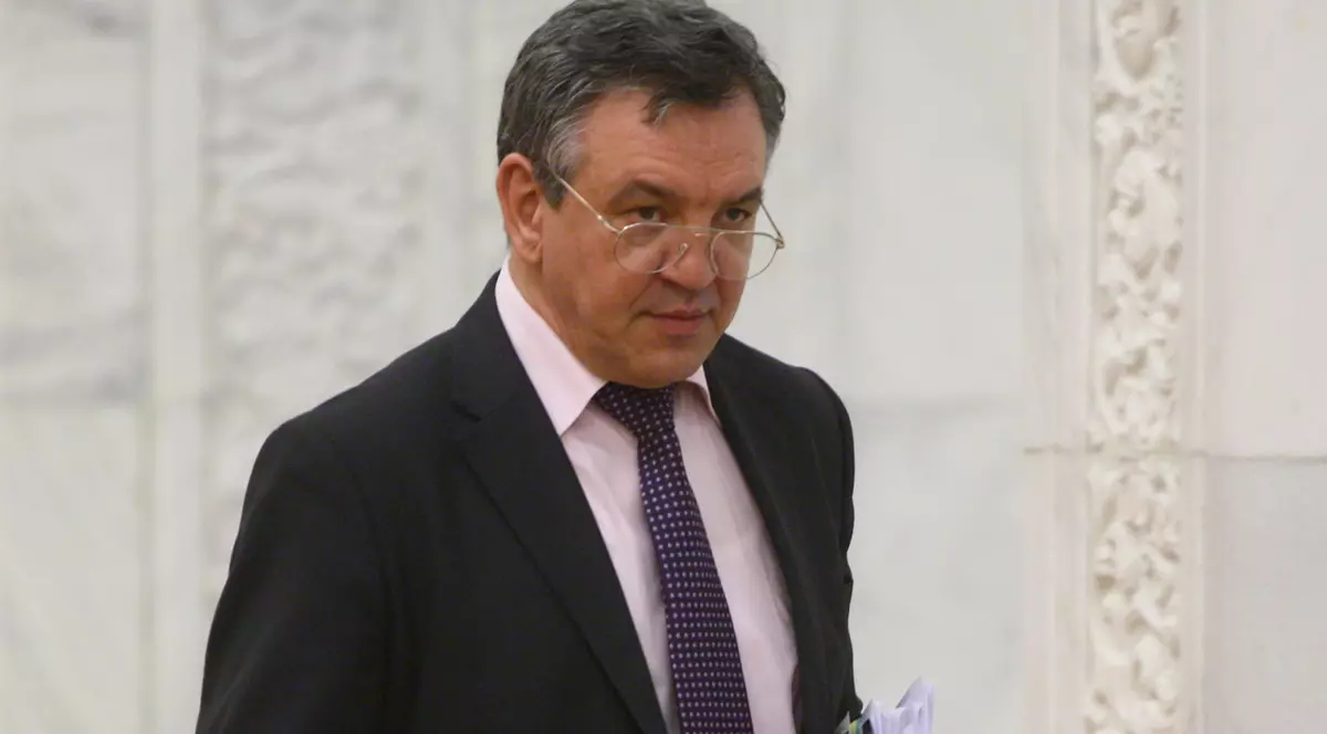 Ministrul surprins că se masturba a rămas cu mâna întinsă