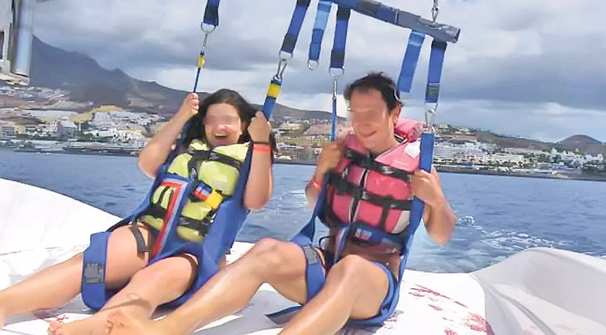 Tata a câştigat la Loto, fata se distrează