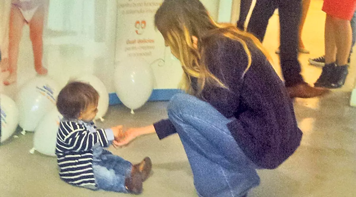 Dana Rogoz îşi lasă copilul să se tăvălească în voie