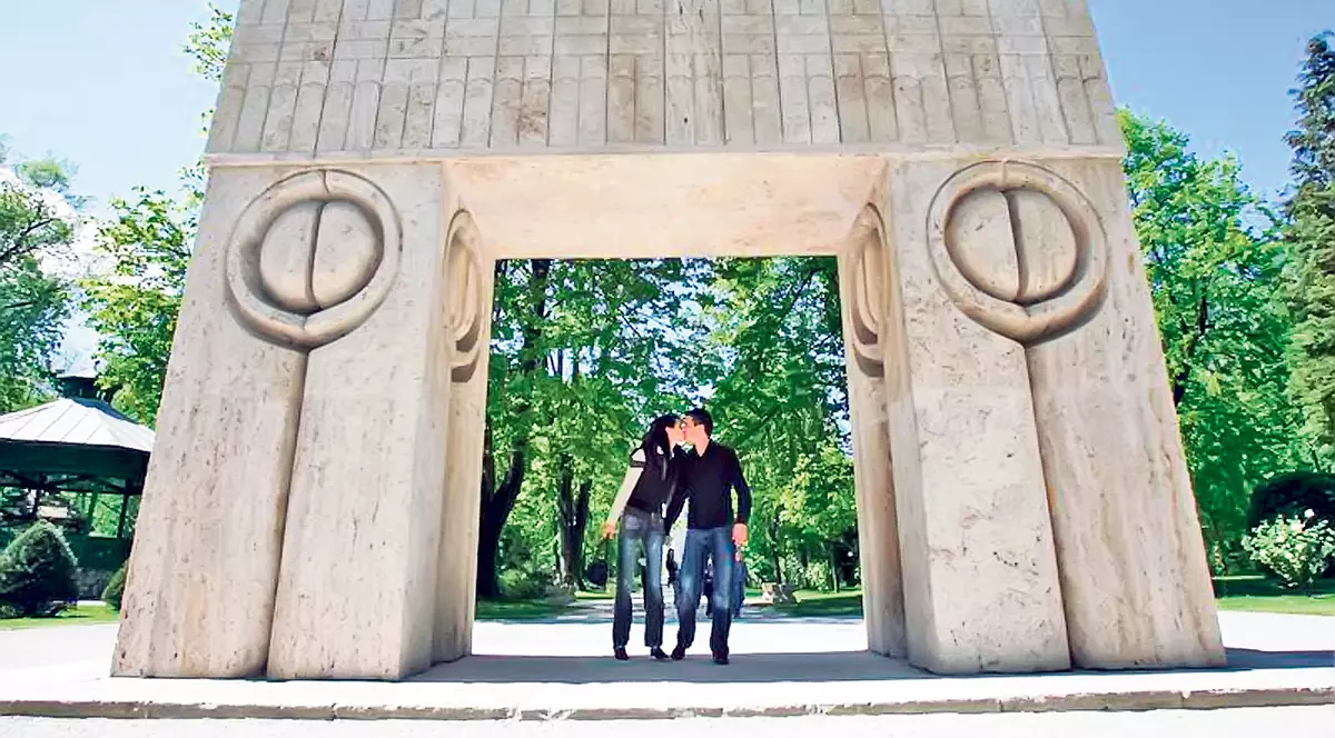 EXCLUSIV | Parlamentarii, preocupați de fericirea tinerilor! Liber la căsătorii, chiar și pe Lună