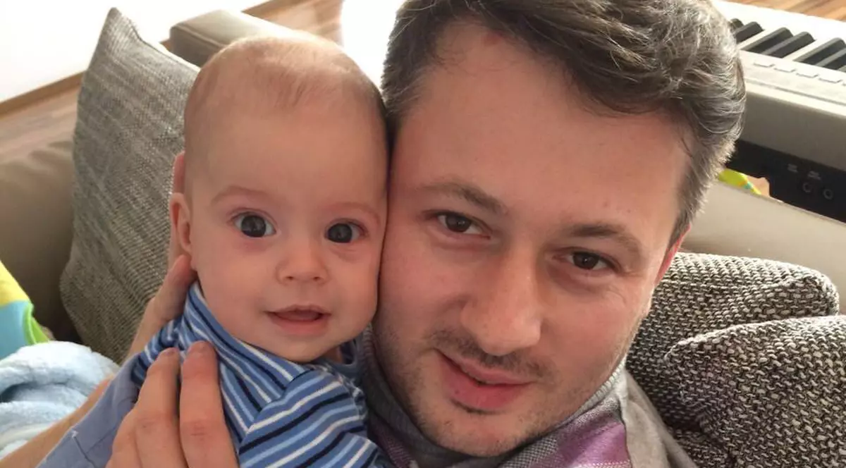 Ce frumos e băiatul lui  Ciprian Rogojan! Pentru micuț senatorul învață cântece de adormit bebelușii