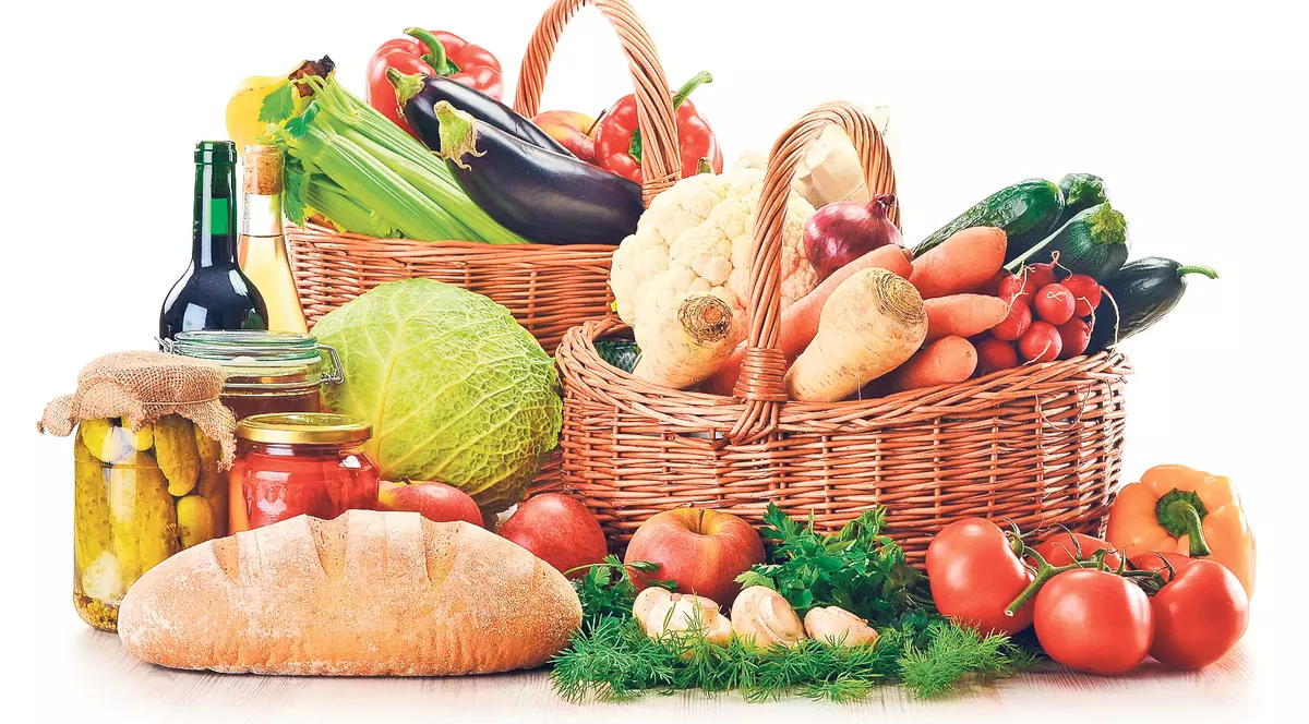 Câți bani cheltuiesc românii pe mâncare într-o lună