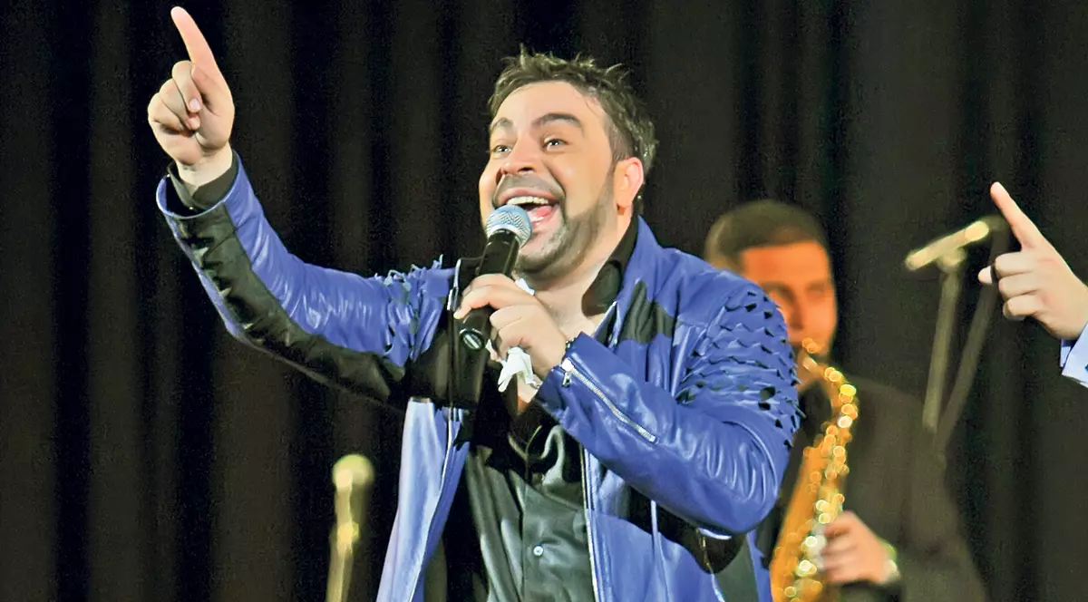 EXCLUSIV | Umilință made in USA! Florin Salam a cântat pentru 100 de oameni la primul show din turneul american