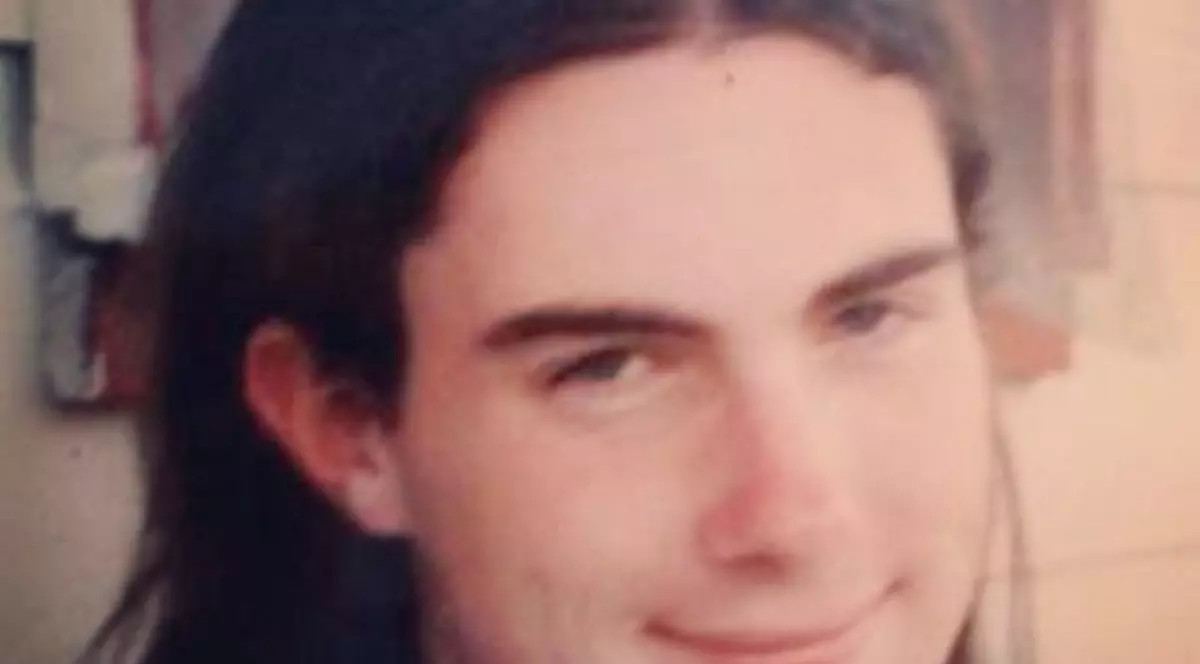 Poţi să crezi? Acum este unul dintre cei mai sexy cântăreţi din lume, însă uite cum arăta la 16 ani!