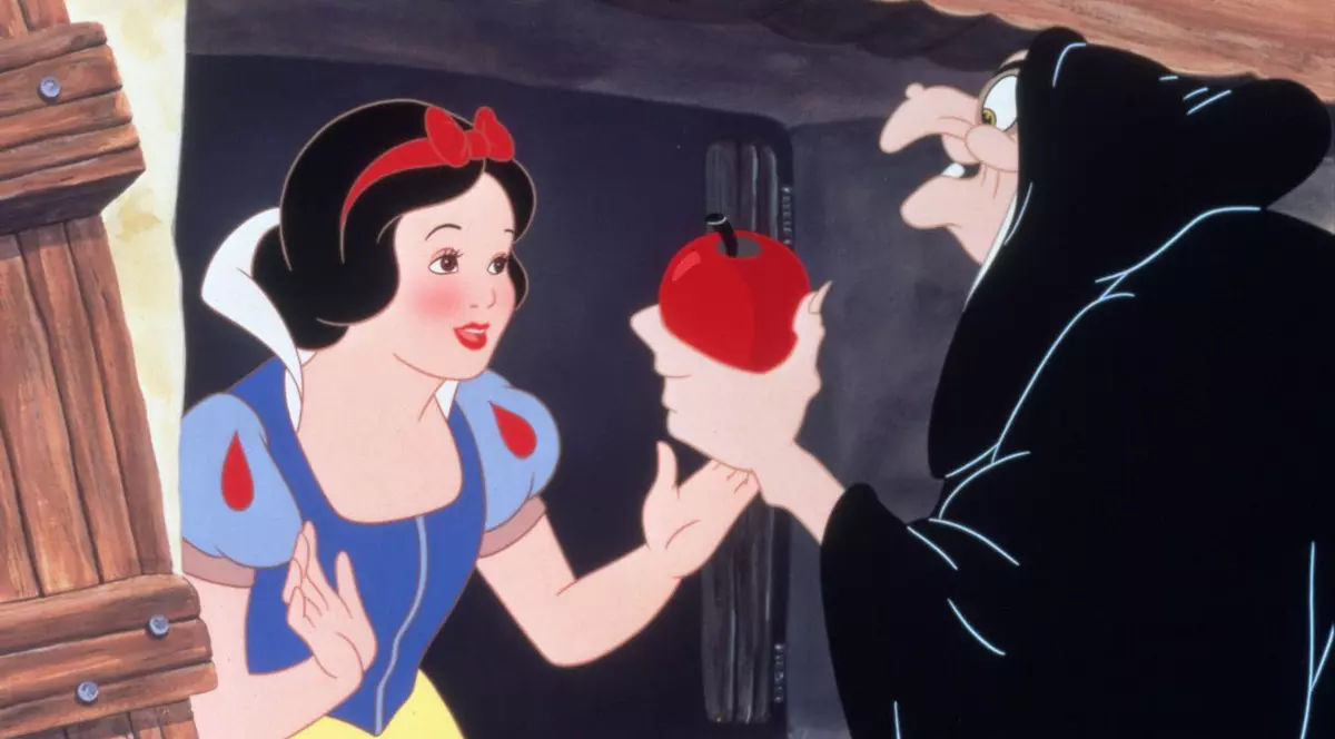 Imaginea care îţi va distruge una dintre cele mai frumoase amintiri din copilărie! Madonna se sărută cu Albă ca Zăpada | FOTO