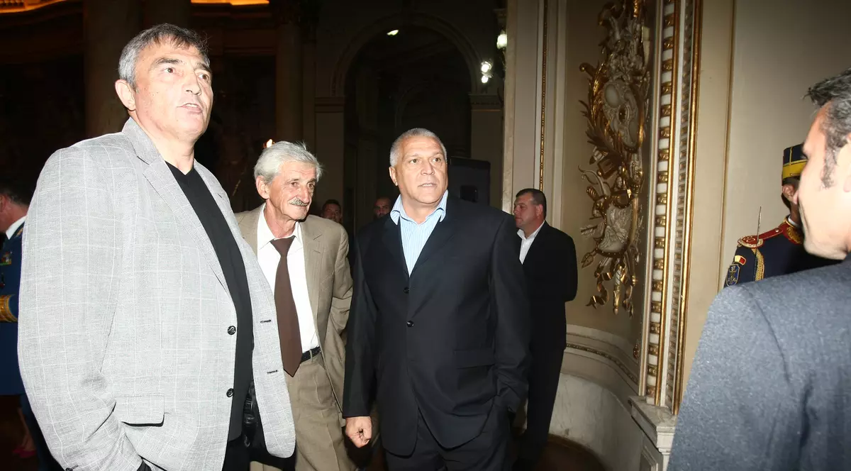 O finală pentru un televizor! "Uită-te la ăsta, vrea să ni-l fure!"