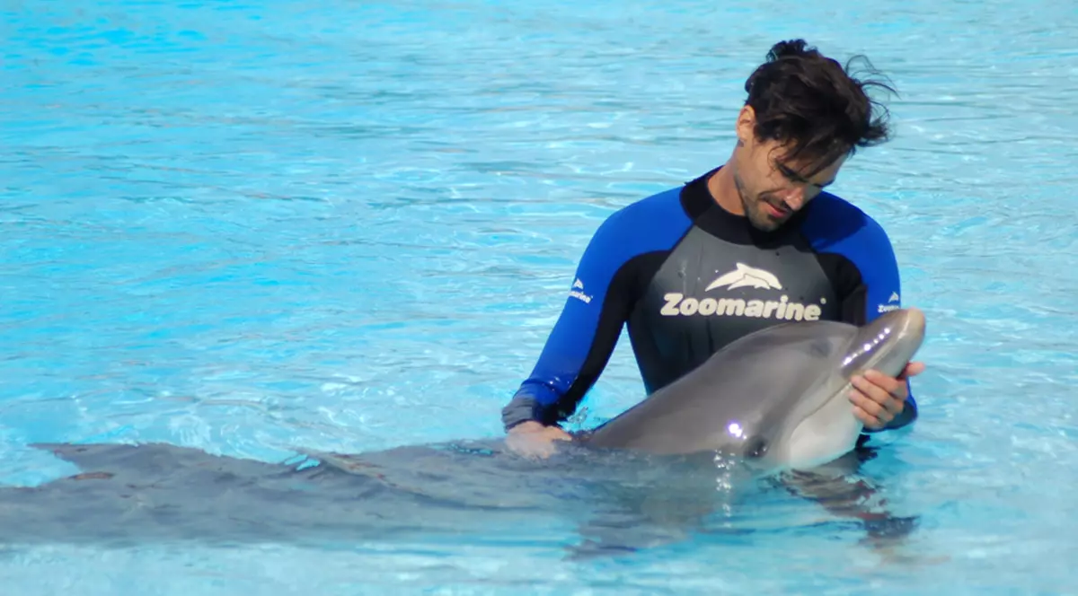 „Burlacul" Andrei o cucerește pe Daiana printre delfini