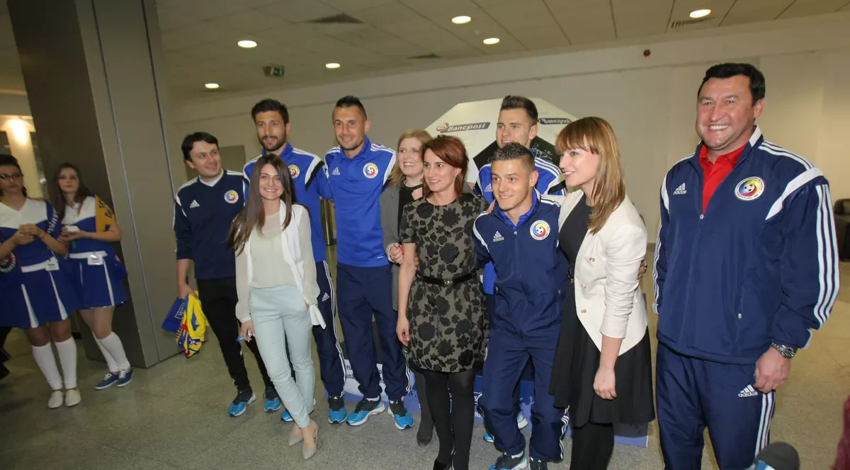 ROMÂNIA - FEROE, DUMINICĂ, ORA 19:00, TVR 1 / Tricolorii au făcut pe bancherii la sediul noului sponsor. Repriză de autografe și fotografii / GALERIE FOTO