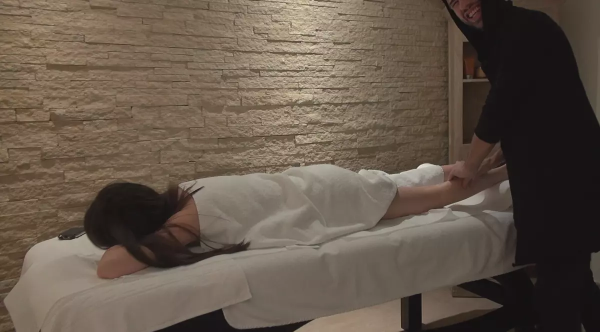Cântăreţ de la noi, filmat într-un salon de masaj în timp ce atingea o prezentatoare