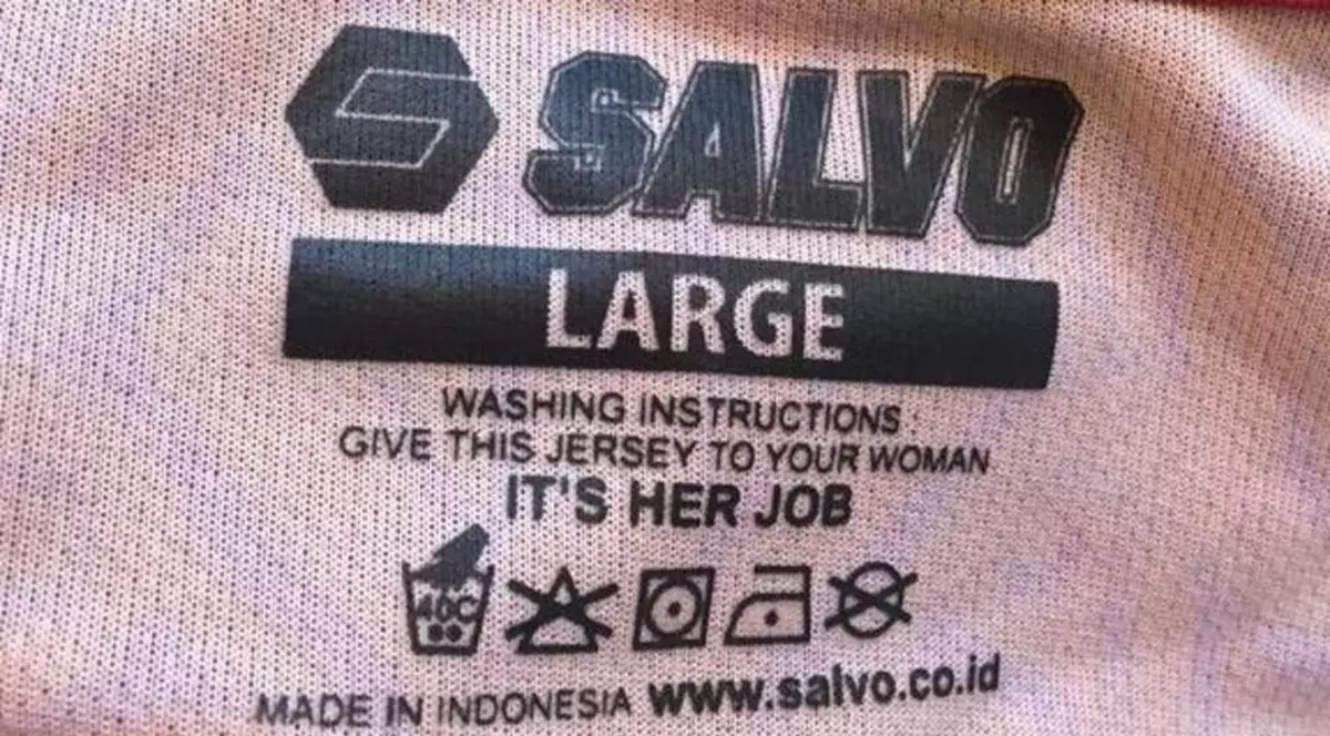 Mesaj jignitor la adresa femeilor pe un tricou de fotbal