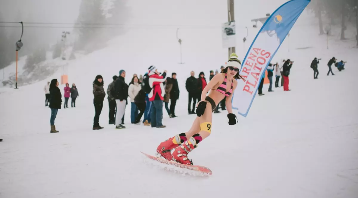 CEL MAI TRĂSNIT CONCURS DE FRUMUSEȚE: Miss Bikini pe pârtia de schi!