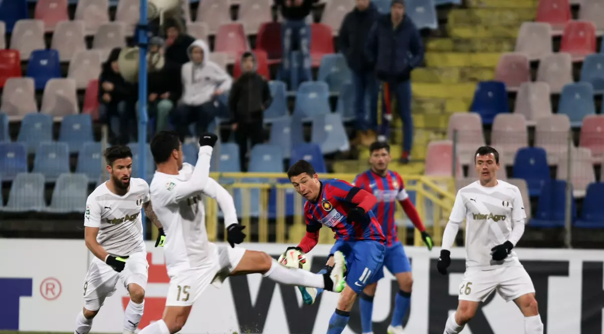 Cupa Ligii, semifinale: Astra - Steaua 2-0 (în tur 0-3). Cadou de la ”Brad Pitt”