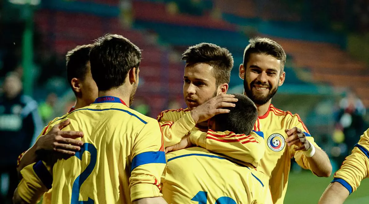 Bogdan Țîru își felicită colegii de la tineret după un gol marcat cu Cipru