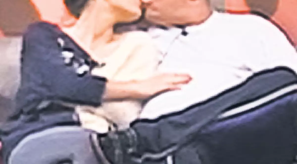 Se pune de un adulter la TV? Doi concurenţi din show-ul «Iadul bucătarilor» se sărută cu foc