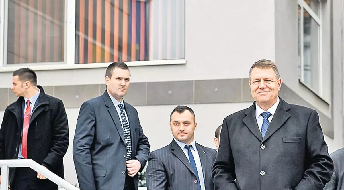 Iohannis umblă la conducerea serviciilor