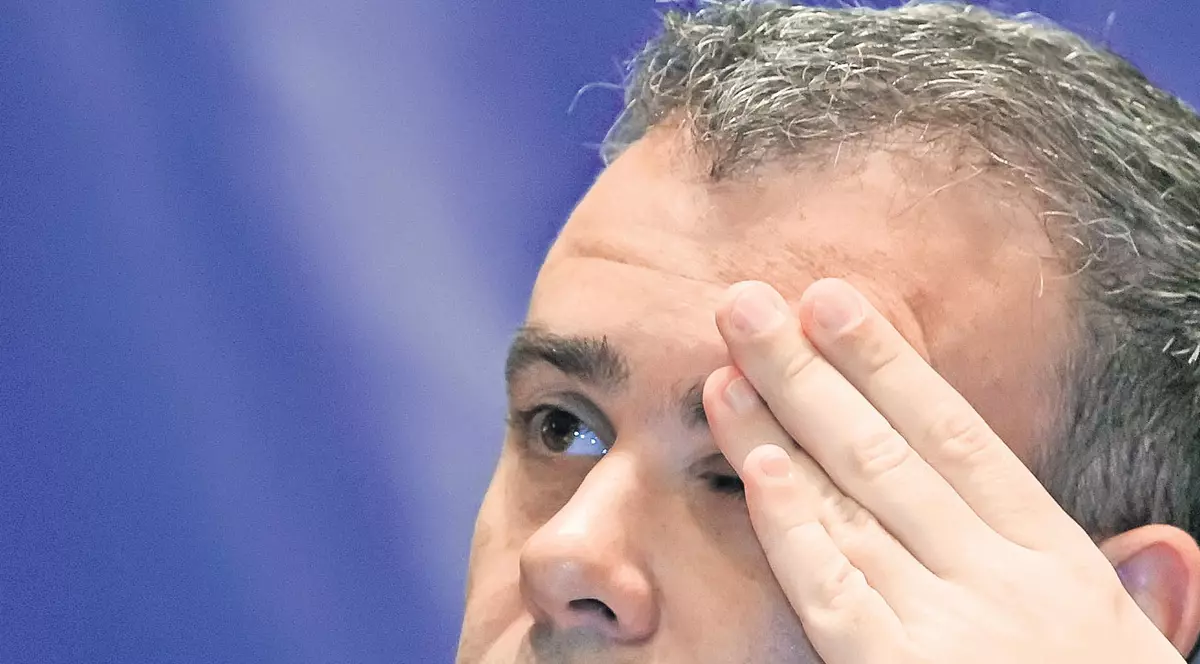 Joc de imagine pe demiterea lui Darius Vâlcov | Demisionar sau demis? De Ponta sau de Iohannis?