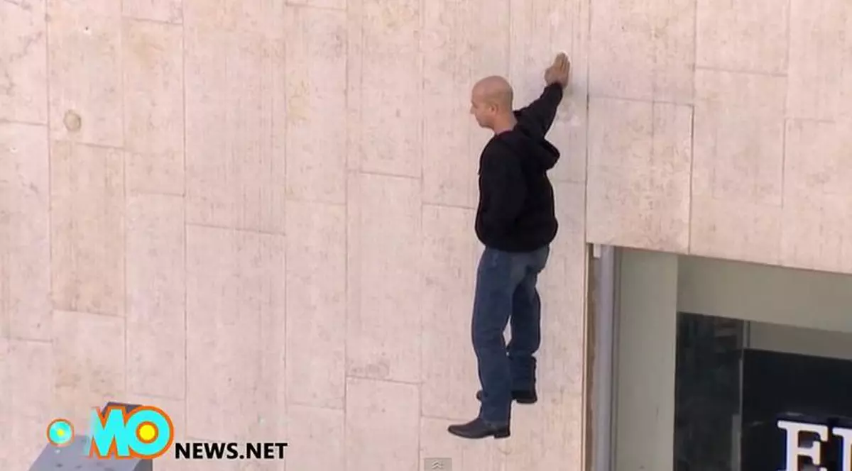 Un ILUZIONIST a făcut CEL MAI TARE NUMĂR! A plutit 5 ore | VIDEO