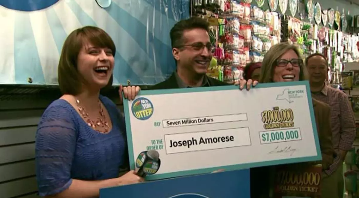 NOROC chior! Tatăl i-a trimis într-o FELICITARE un cadou de MILIOANE 