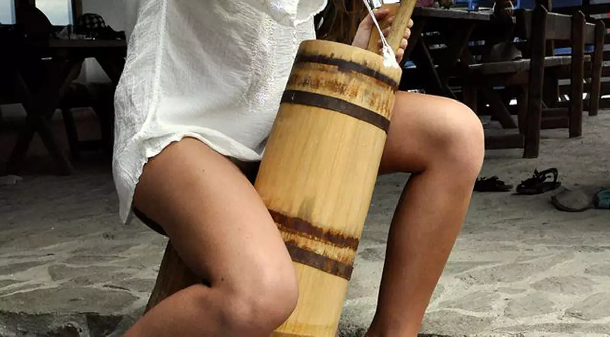 De neimaginat. Ce ține între picioare o cunoscută artistă de la noi!