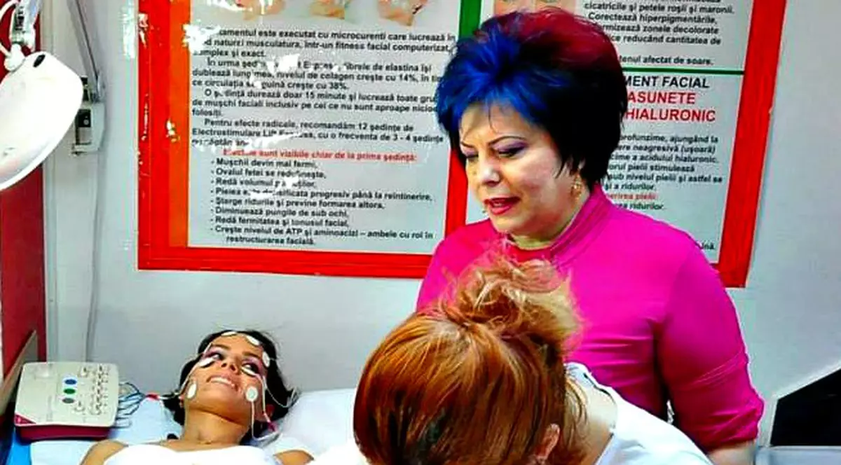 Piciorul subțire cu aur se ține! Vezi ce solistă își ”plachează” lunar corpul cu prețiosul metal