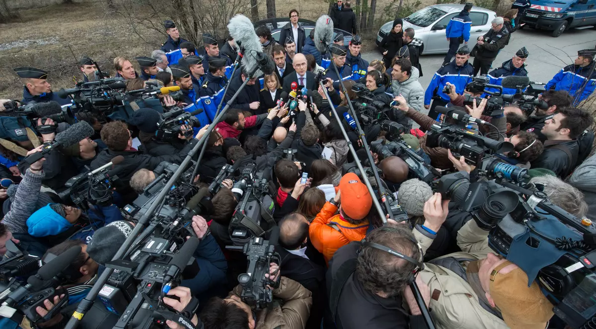 DEFECȚIUNEA care le-a adus MOARTEA! Ce s-a întâmplat cu GEAMUL AERONAVEI GERMANWINGS înainte de prăbușirea în ALPI?