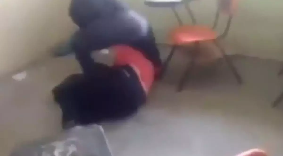 O femeie a dat buzna într-o clasă și a bătut cu bestialitate o profesoară, în fața elevilor | VIDEO 