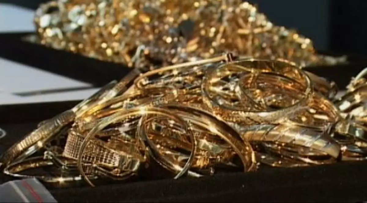 Circa 7 kilograme de bijuterii de aur şi argint, confiscate de poliţişti în urma unor percheziţii