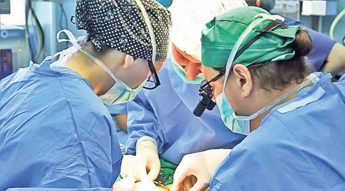 Femei vs bărbați: când soția este bolnavă, el divorțează. Când soțul e bolnav, ea îl îngrijește!