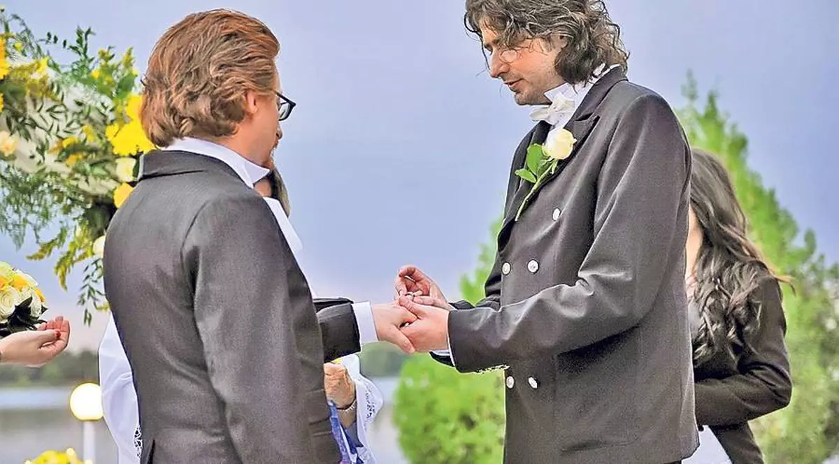 Parlamentarii români vor căsătorii între homosexuali! Vezi ce au hotărât