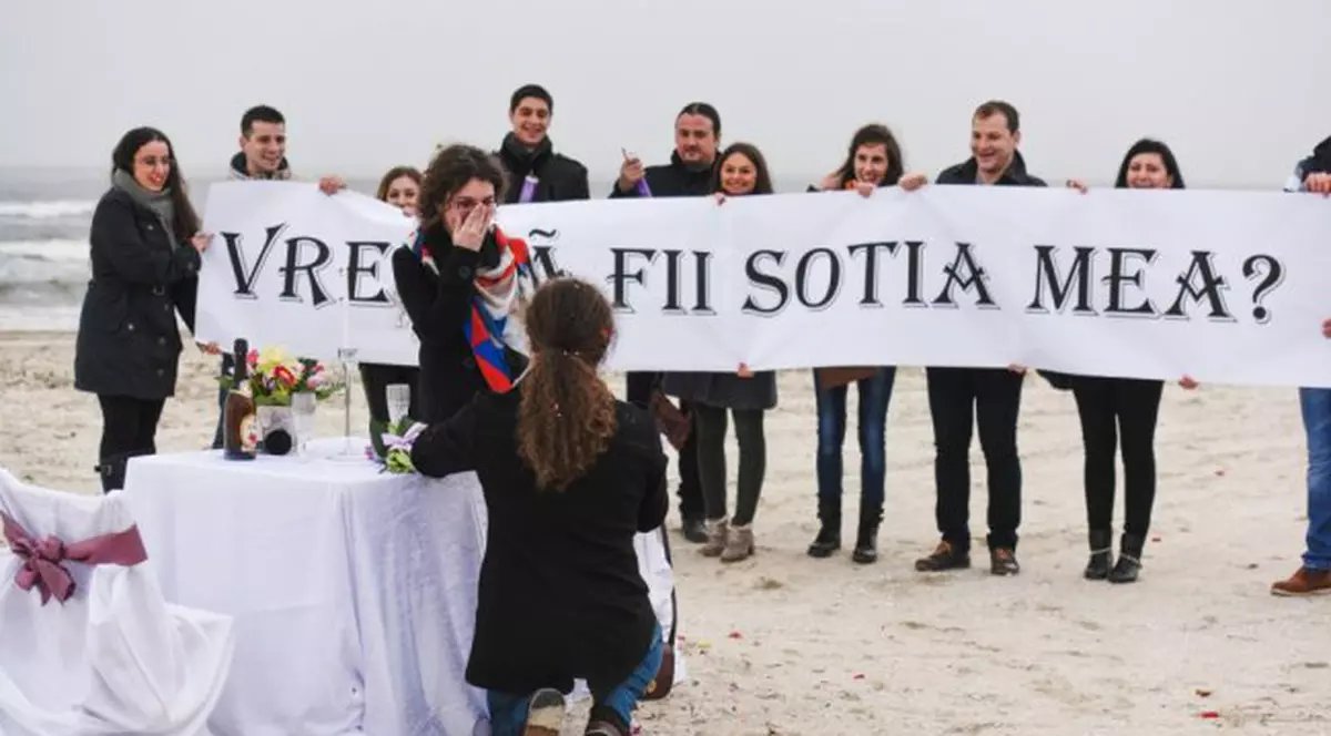Cerere în căsătorie inedită! A pus marea întrebare pe plajă