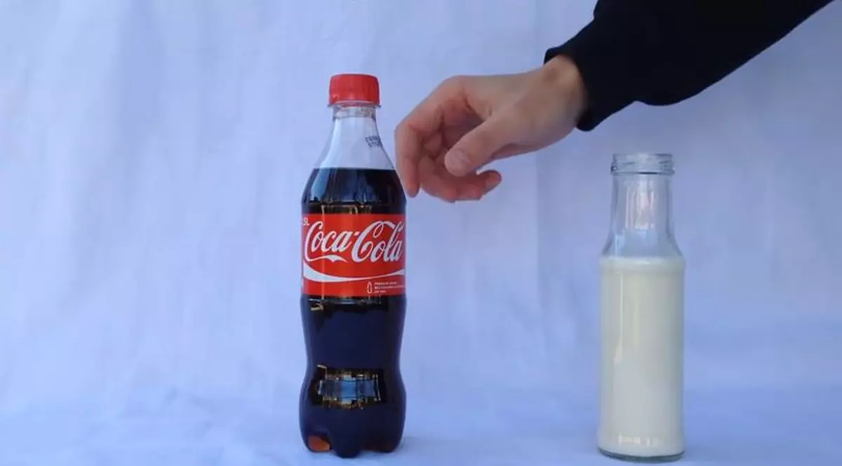Ce se întâmplă dacă AMESTECI COLA cu LAPTE! La asta nu te-ai fi gândit NICIODATĂ! | VIDEO