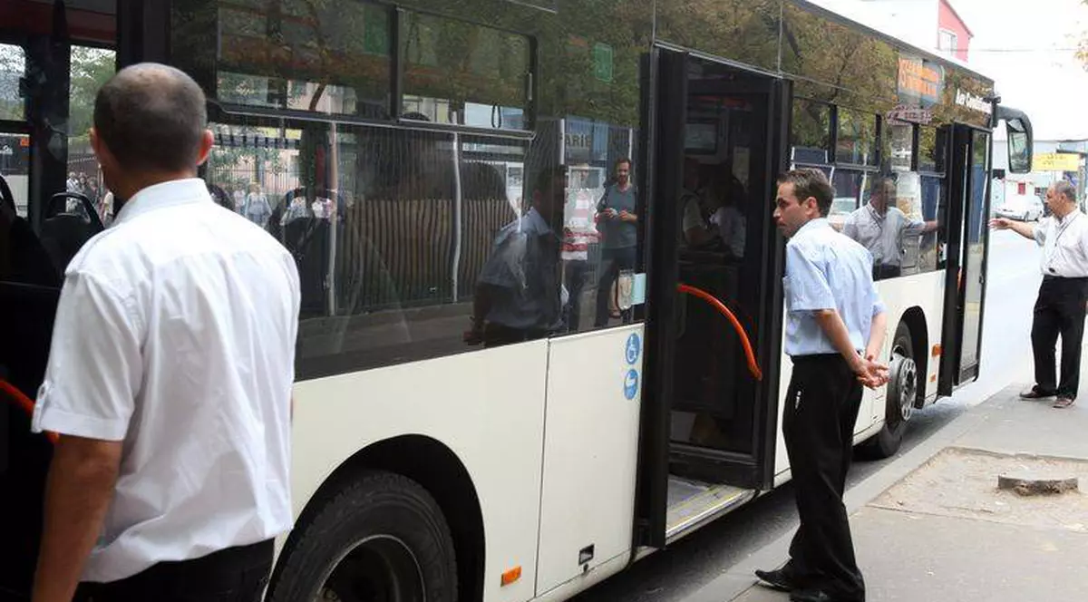 Te-au prins fără bilet? Uite ce NU au voie să-ţi facă controlorii RATB şi ce drepturi ai când încerci să trişezi!