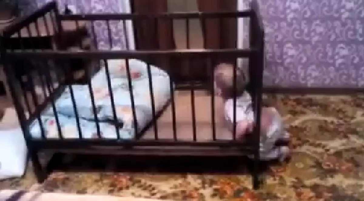 Mori de râs! Ce face piticul ăsta când e scăpat un minut din vedere | VIDEO