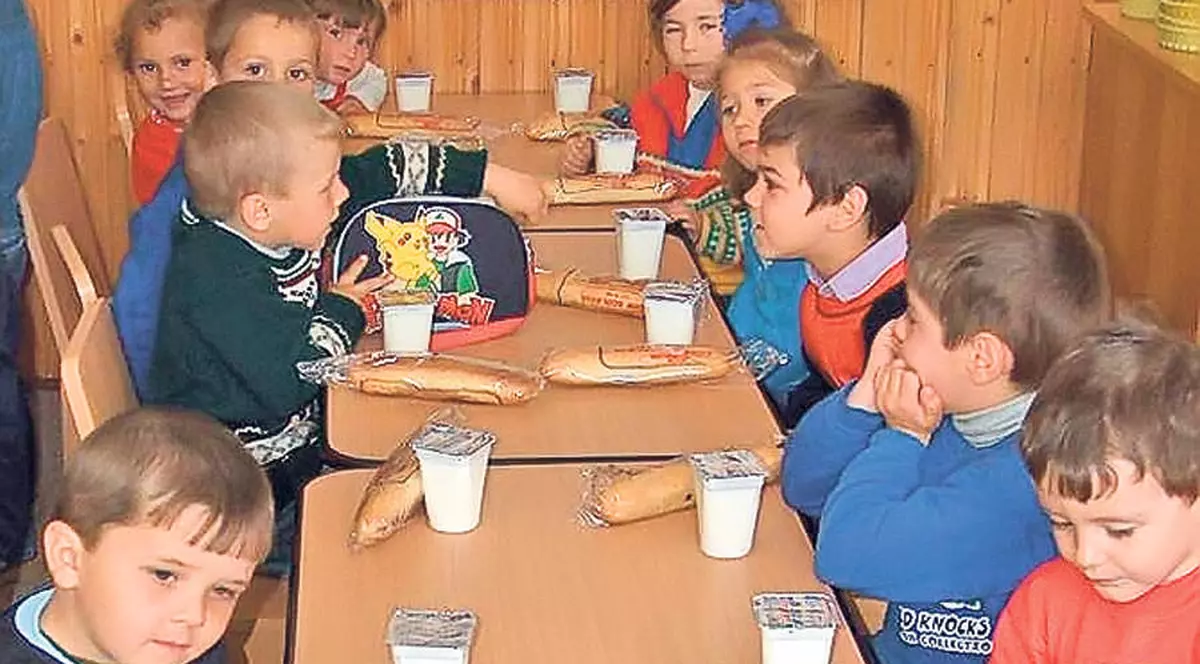 ADIO GUSTĂRI GRATUITE? Elevii riscă să rămână FĂRĂ LAPTE ȘI CORN 