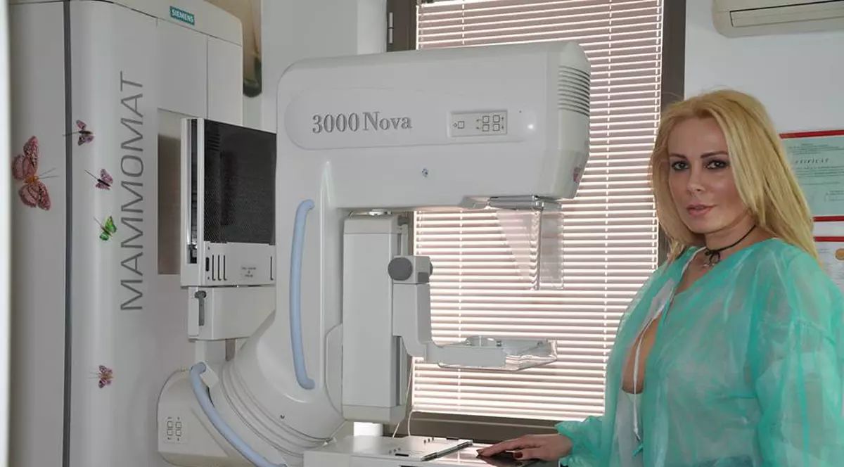 O vedetă de la noi şi-a etalat SÂNII pe Facebook! Are 45 de ani dar arată SENZAŢIONAL! 