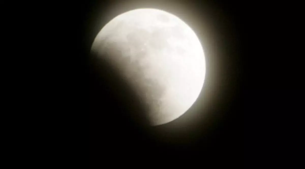 Uite cum SE PRODUCE o ECLIPSĂ! 