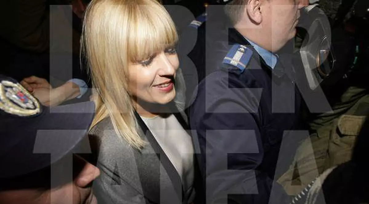 Informații de ultimă oră despre ELENA UDREA! Ce face celebra blondă în spatele gratiilor!