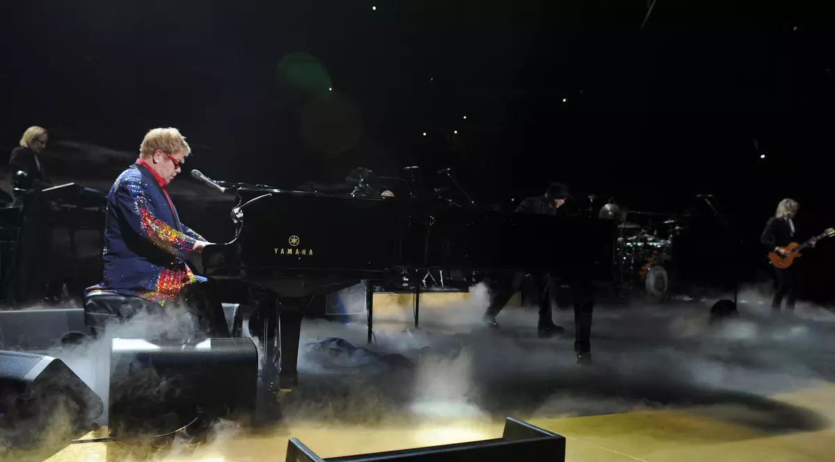 Moment penibil pentru un cântăreț celebru! Vezi cum l-a făcut de râs mama lui!