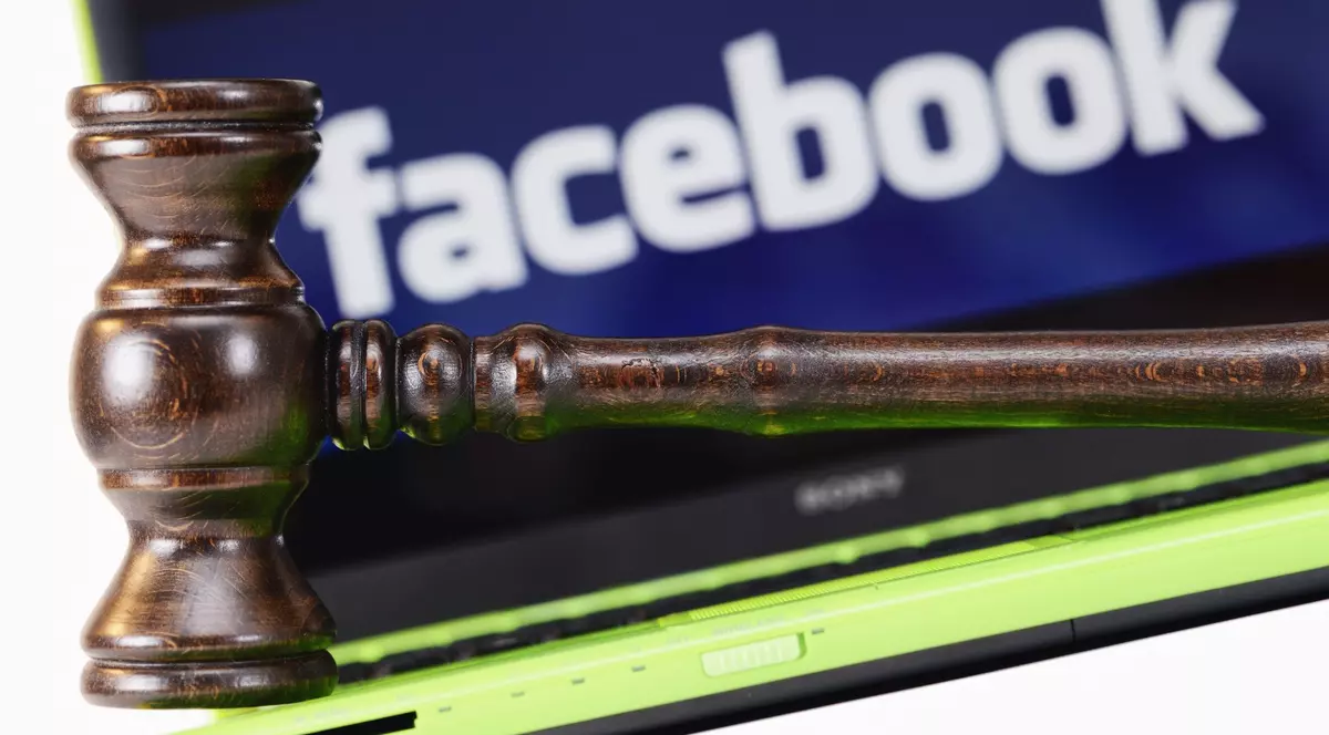 Facebook a pierdut procesul cu profesorul care postase pe pagina sa o pictură cu SEXUL unei femei