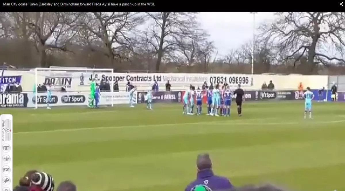 Și fotbalistele se BAT pe teren! Schimb dur de lovituri la un meci de fete