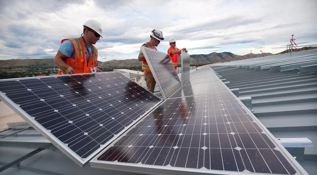 Montează panouri fotovoltaice ca să pornească liftul. Vezi a cui a fost ideea