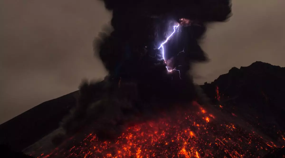 Fenomen extrem de rar! Fulgere în interiorul unui  vulcan | FOTO 
