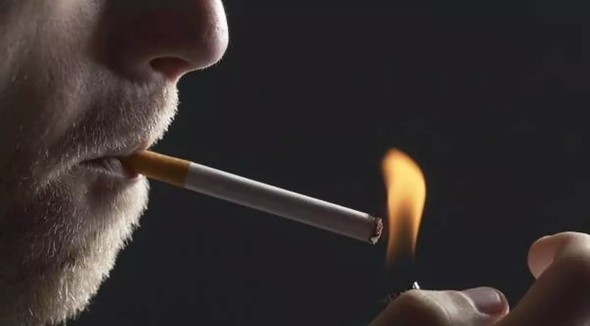 Verdict-şoc! Un judecător i-a interzis să mai fumeze în propria casă!